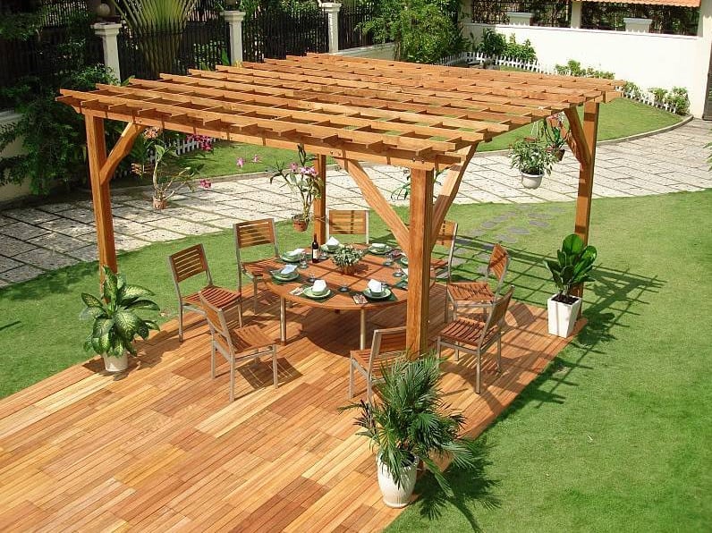 Pergola tạo cảm giác trung tâm cho sân vườn
