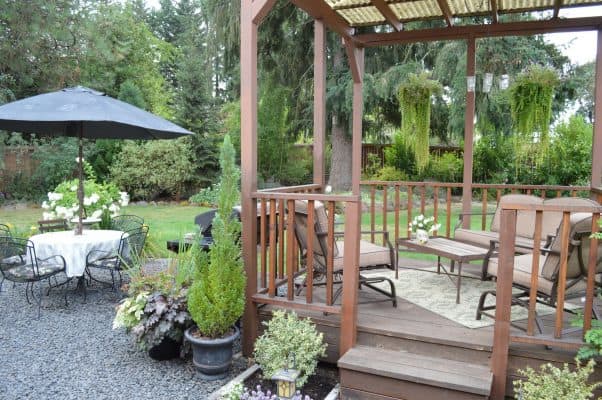Pergola trước hiên nhà đơn giản