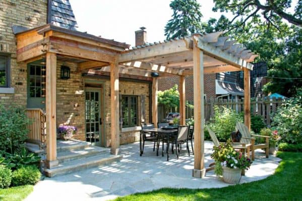 Pergola trước hiên nhà rộng rãi